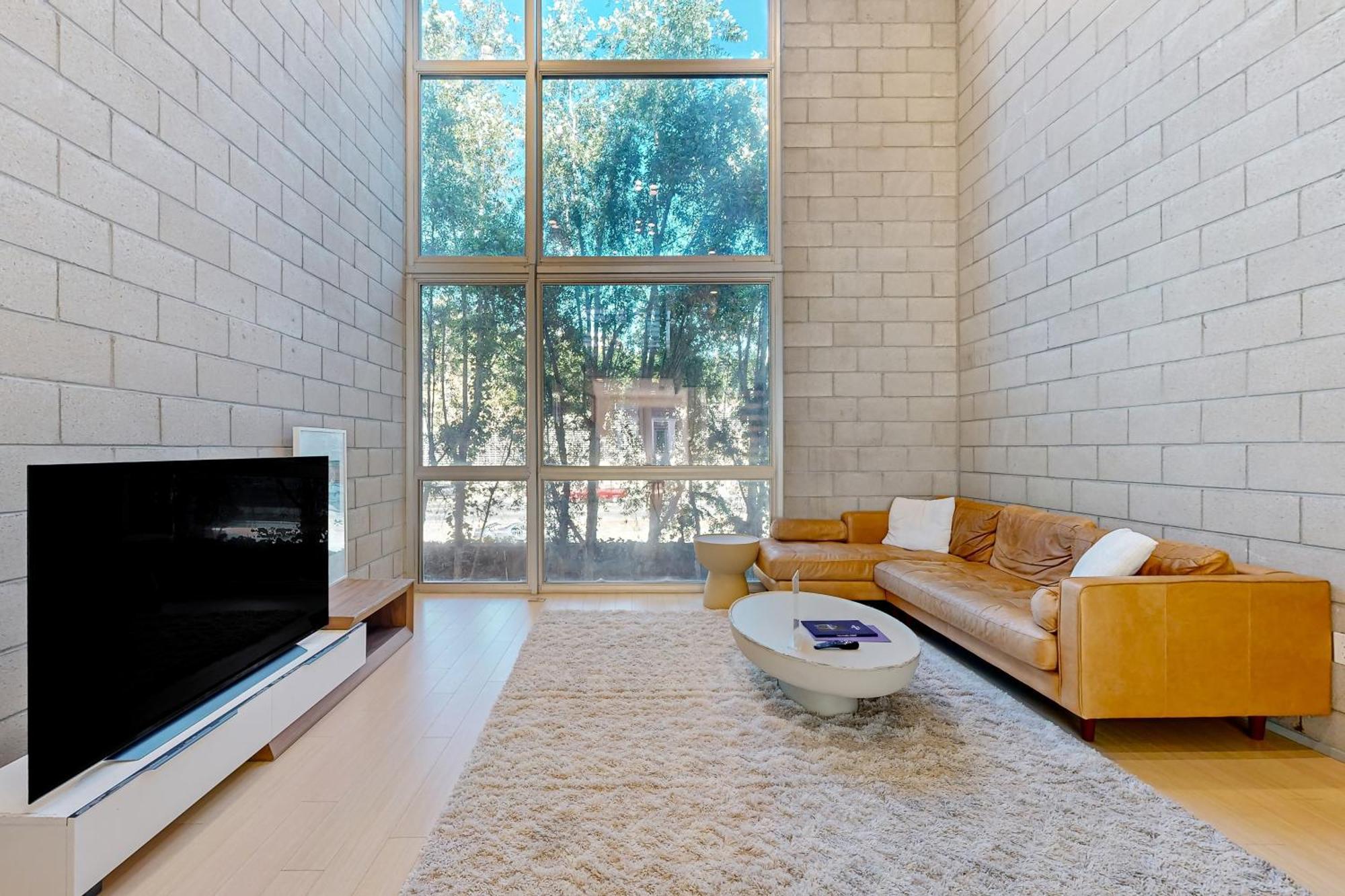 Modern Loft-style Townhouse In Angeles Holiday home